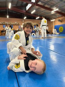 toddlers doing jiu jitsu